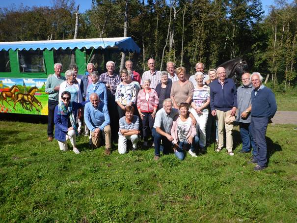 Afbeelding met gras, persoon, kleding, buitenshuis

Door AI gegenereerde inhoud is mogelijk onjuist.
