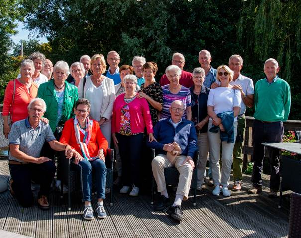 Afbeelding met kleding, persoon, schoeisel, boom

Door AI gegenereerde inhoud is mogelijk onjuist.