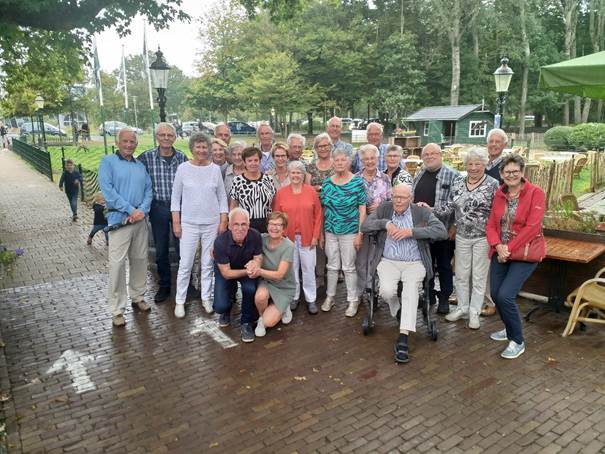 Afbeelding met kleding, schoeisel, persoon, buitenshuis

Door AI gegenereerde inhoud is mogelijk onjuist.