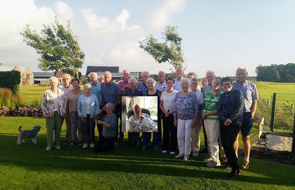 Afbeelding met hemel, gras, buitenshuis, persoon

Door AI gegenereerde inhoud is mogelijk onjuist.